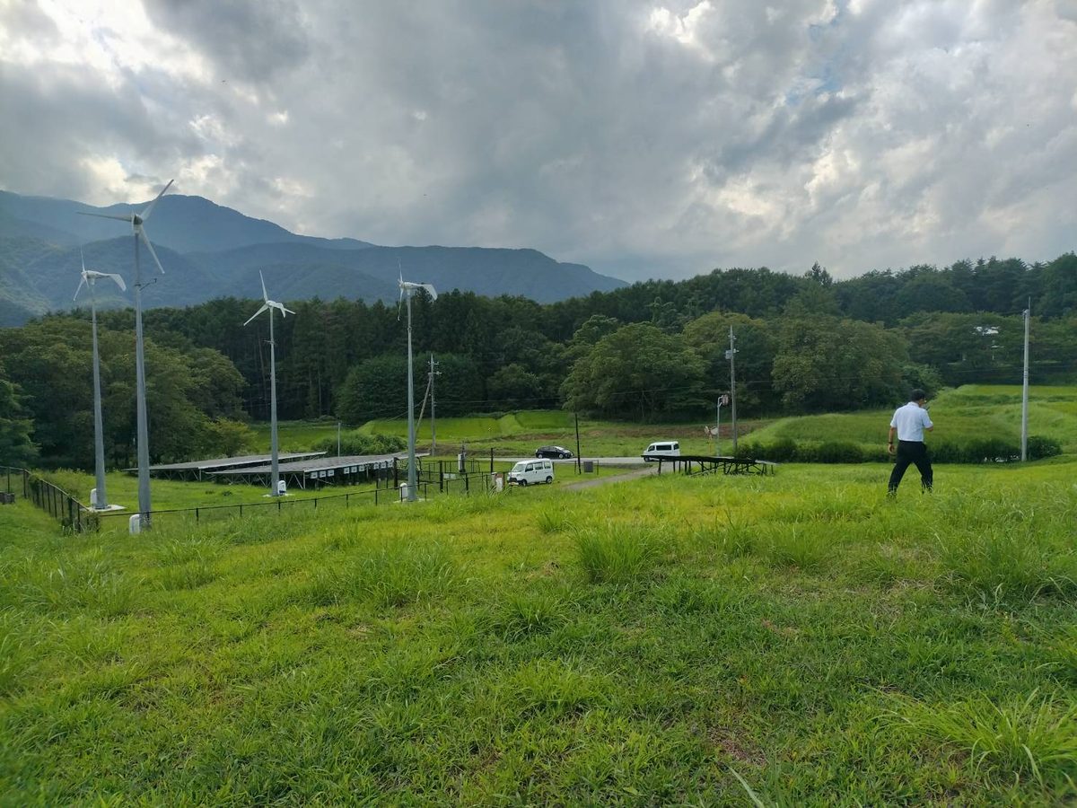 小型風力と太陽光がある地域の現場を歩く