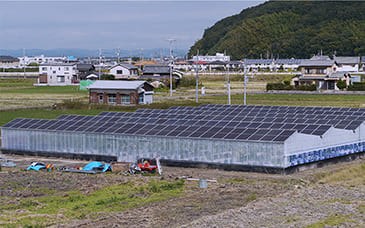 屋根に太陽光パネルを載せたソーラーハウス