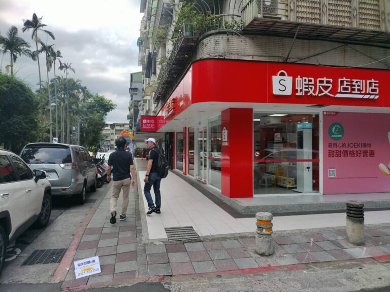 台湾の街角。商品が並ぶ現地の売り場を歩いて確かめる